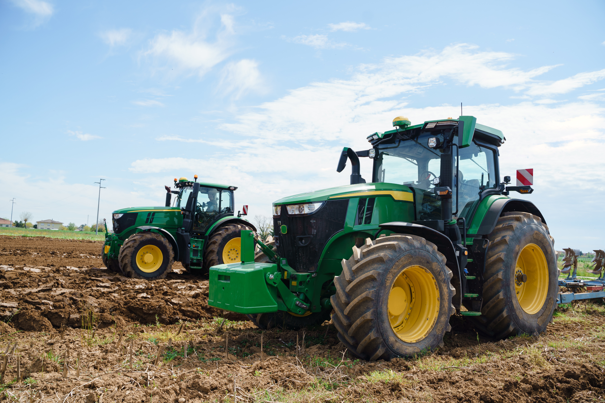 Tractores agrícolas en campo con NEXO